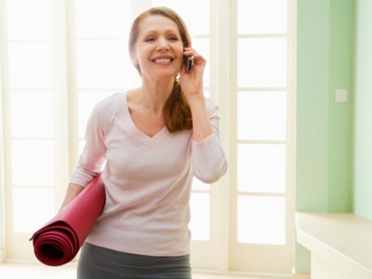 تغییر سبک زندگی برای لاغری,woman-holding-yoga-mat-and-cell-phone600x450